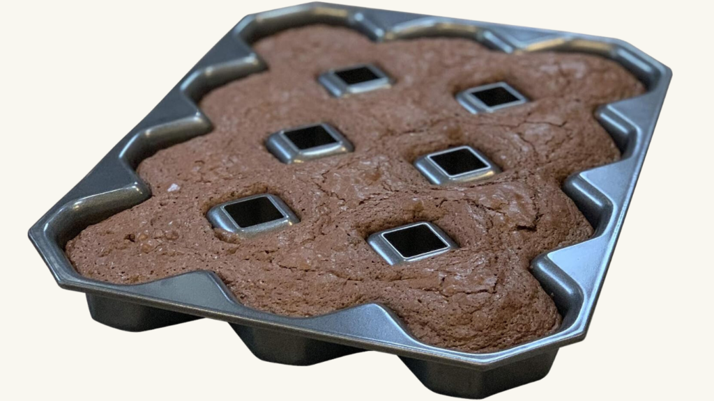 13. Bakelicious Crispy Corner Brownie Pan